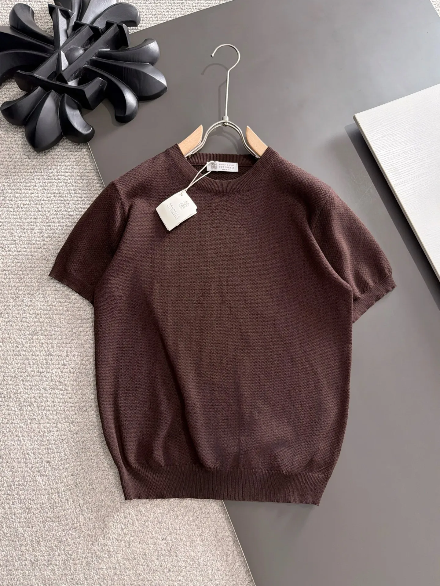 Next day shipment BC high quality-Brunello Cucineli 26ss New Arrival men's short-sleeved T-shirt. Like LP, it belongs to the same old-money style top brand. New Arrival is a top-notch brand. New Arrival Original men's casual short-sleeved. Made of combed cotton yarn knitted cotton-like fabric. Exclusive Premium custom-controlled raw materials. It feels substantial when weighed. The upper body is also more textured than ordinary T-shirts. Fashionable Versatile Hot Sale, skin-friendly and comfortable to wear, premium boutique, exquisite workmanship from Factory, great upper body, essential item for men, complete with three standards Sizes M-3XL